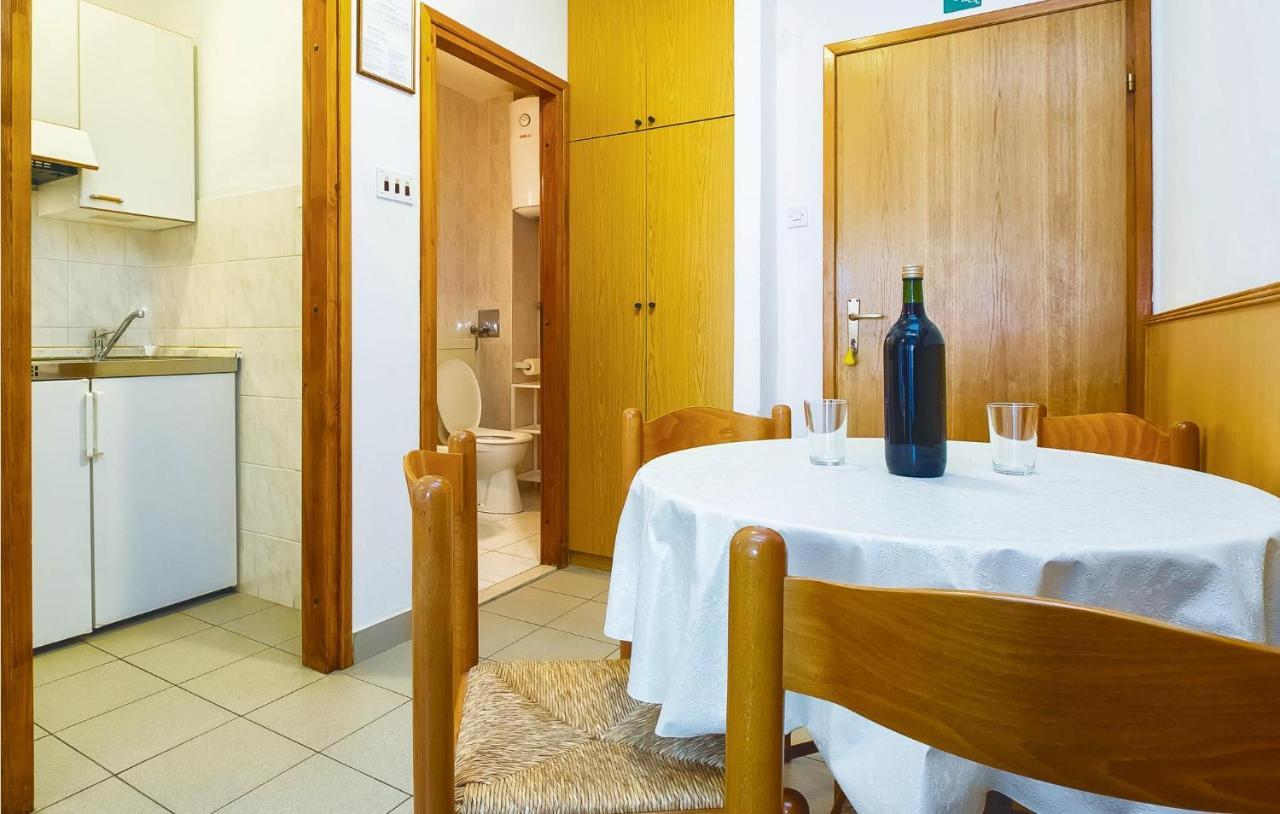 Cozy Apartment In Lokva Rogoznica With Wifi ภายนอก รูปภาพ